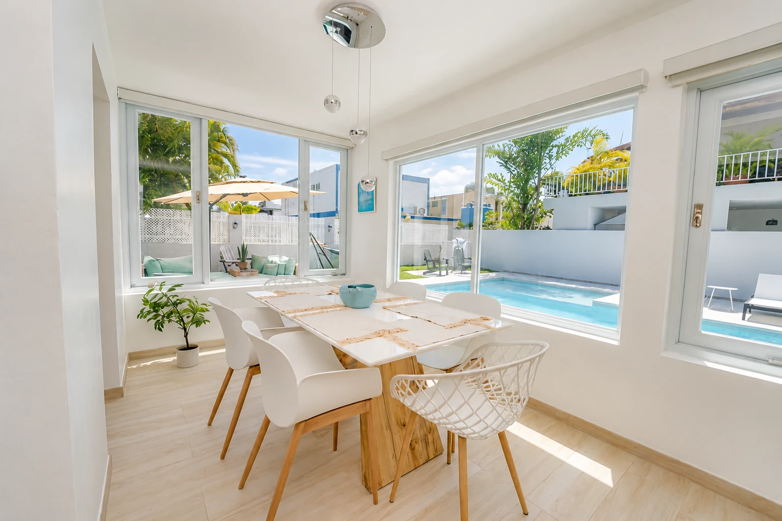 Comedor con vista a la piscina