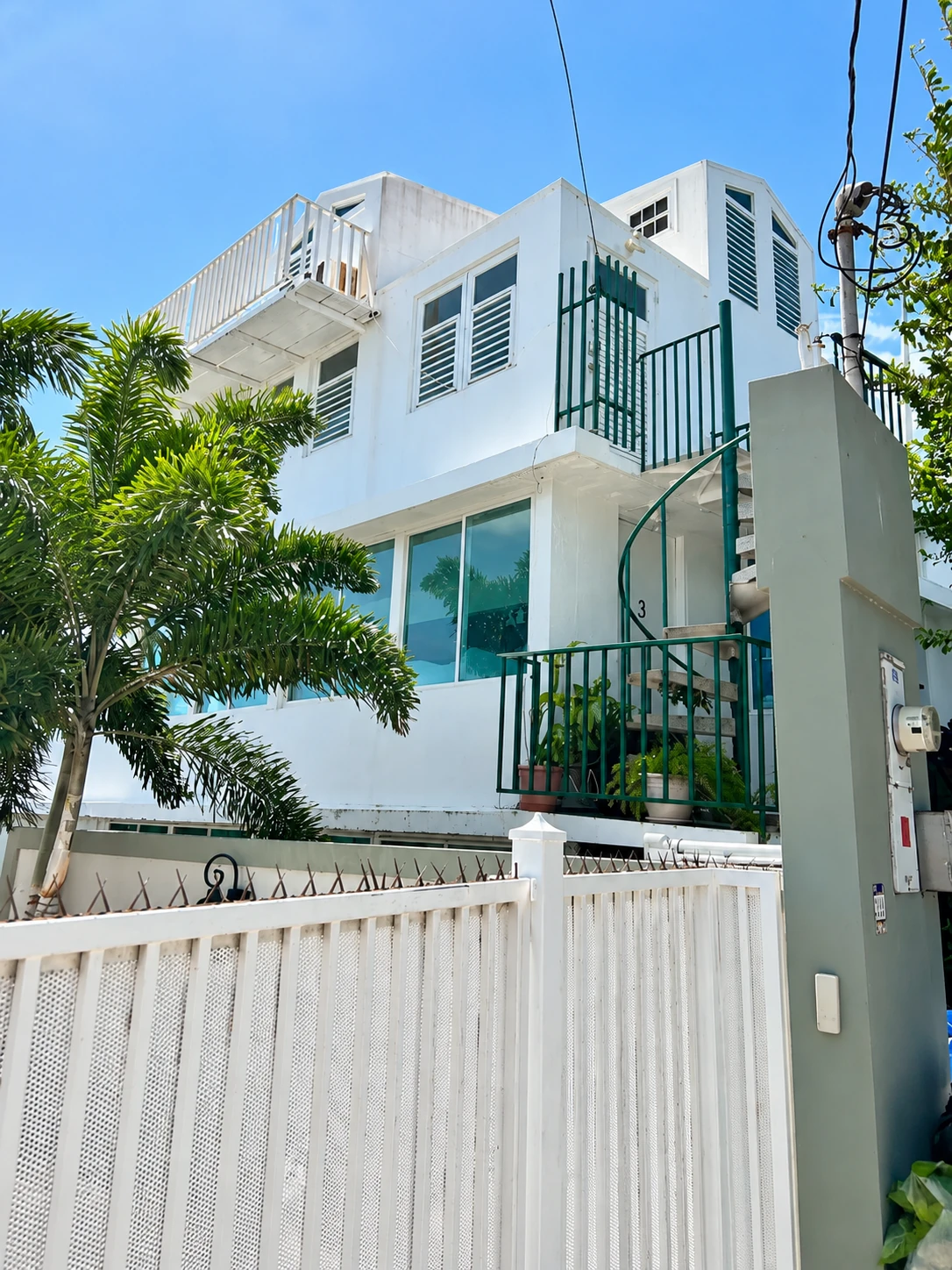 Exterior blanco con escaleras de caracol