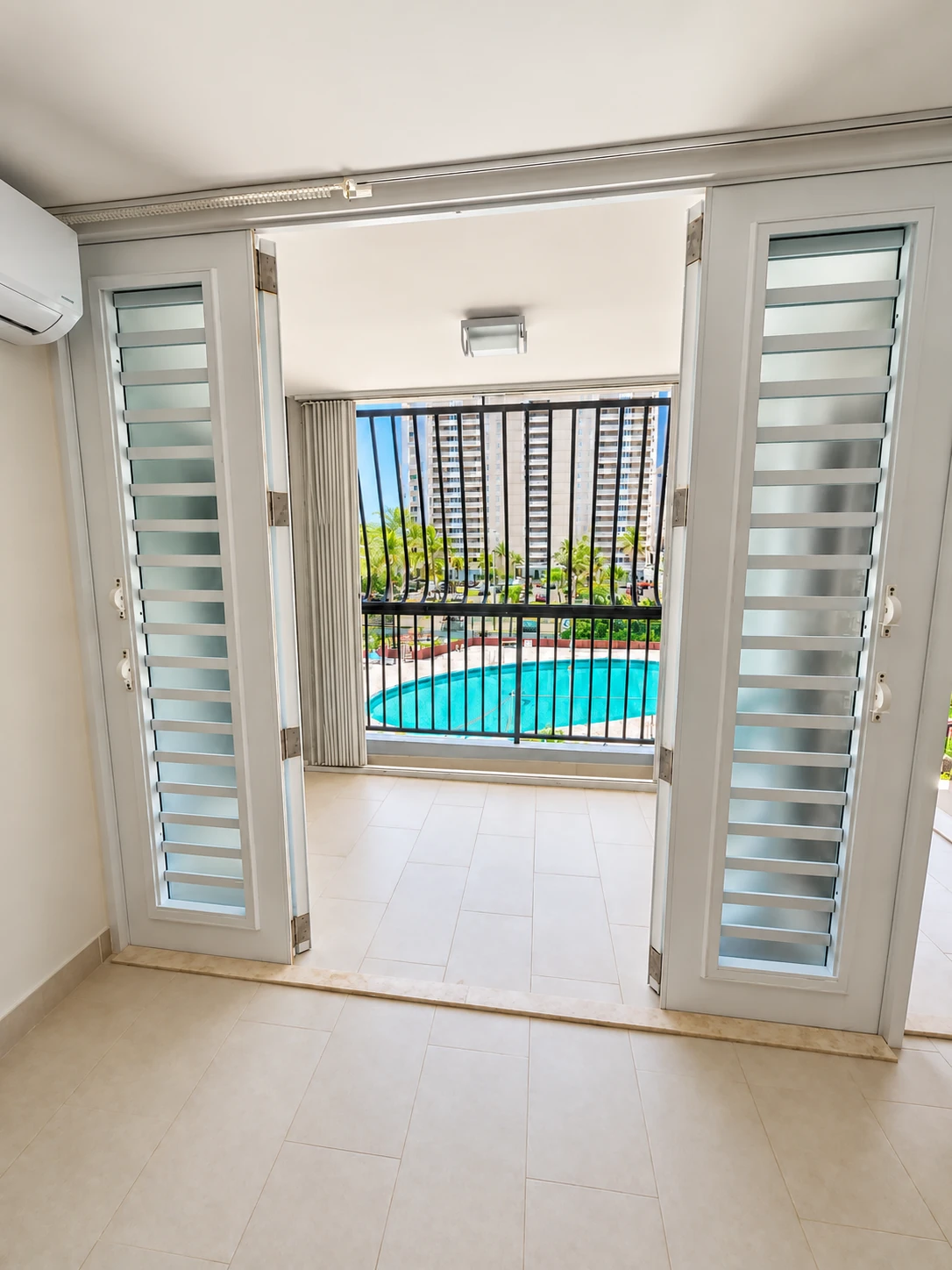 Puerta con vista hacia la piscina compartida