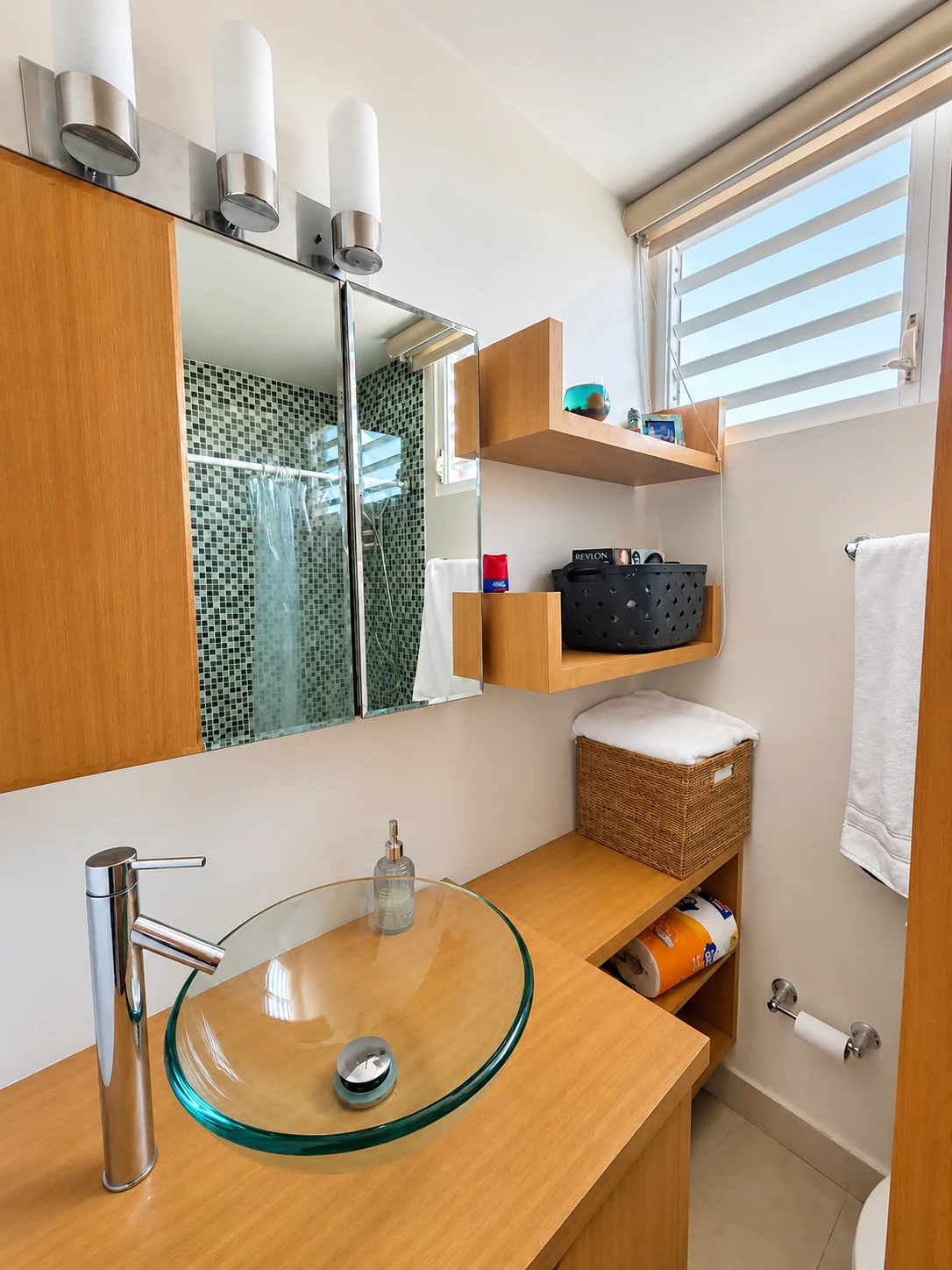 Lavamanos y espejo del baño