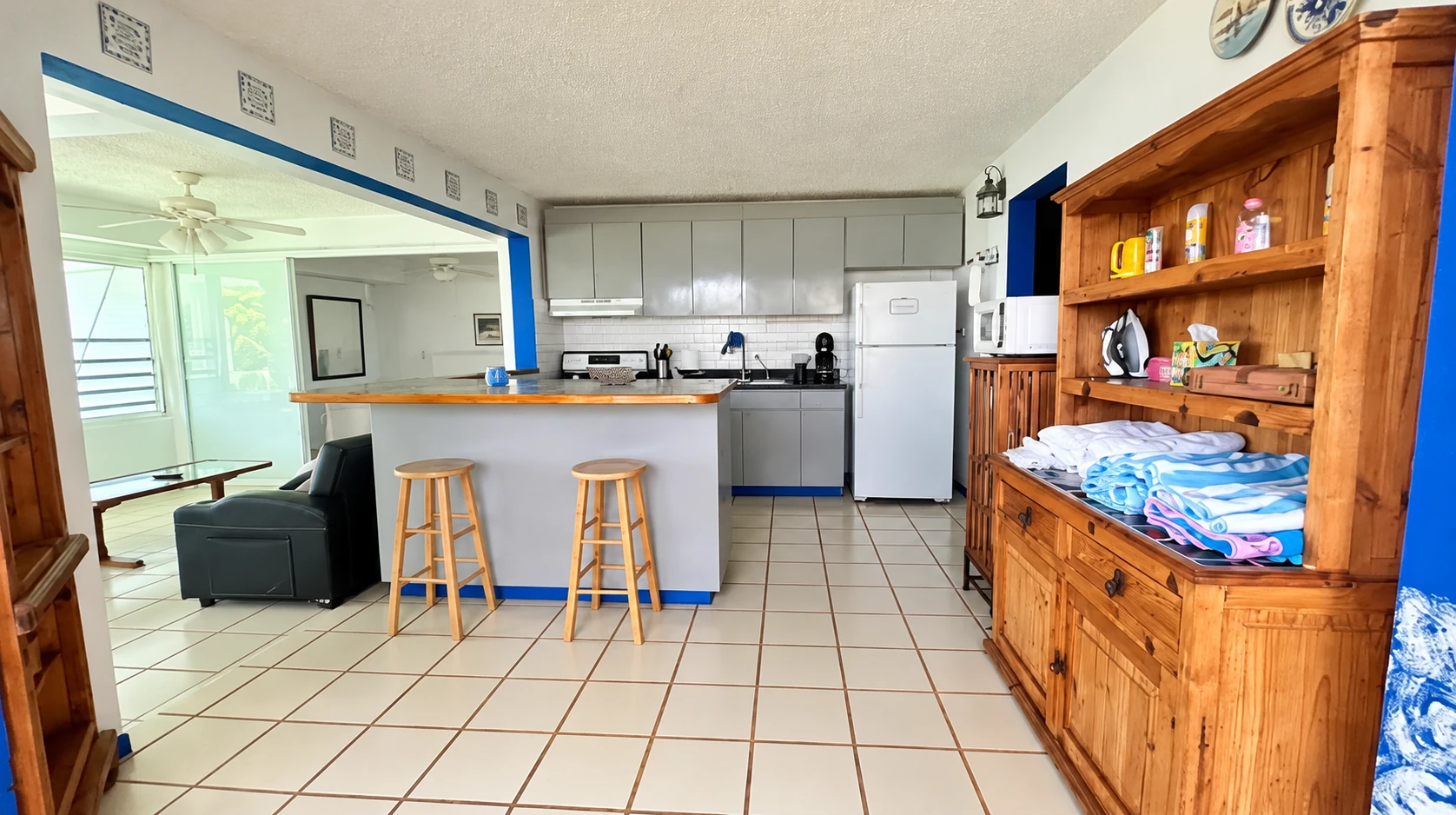Interior fotografiado con cocina y área de estar