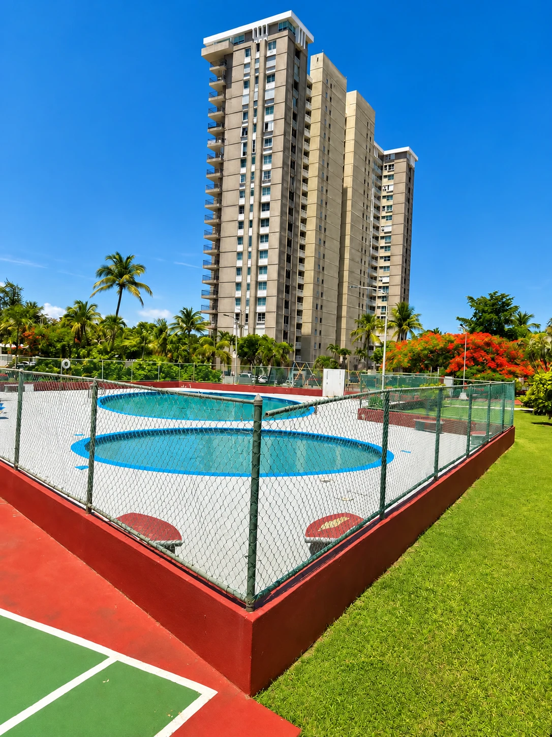 Edificio y piscina compartida